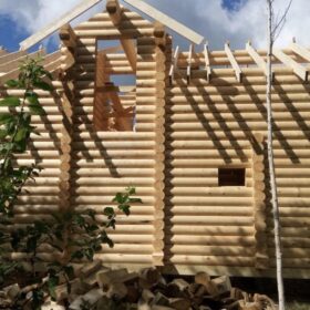 Фото дома и бани из оцилиндрованного бревна