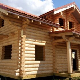 Фото дома и бани из оцилиндрованного бревна