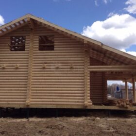 Фото дома и бани из оцилиндрованного бревна