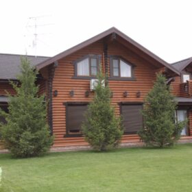 Фото дома и бани из оцилиндрованного бревна