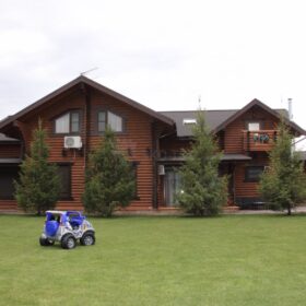 Фото дома и бани из оцилиндрованного бревна