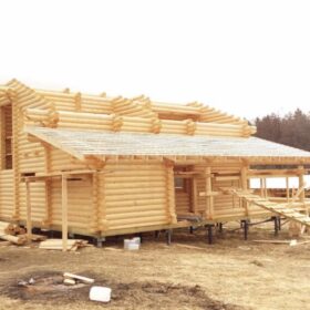 Фото дома и бани из оцилиндрованного бревна