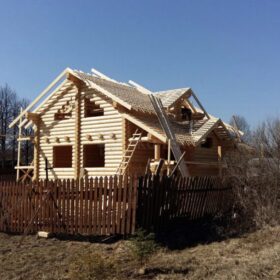 Фото дома и бани из оцилиндрованного бревна