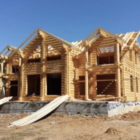 Фото дома и бани из оцилиндрованного бревна