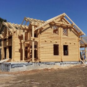 Фото дома и бани из оцилиндрованного бревна