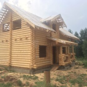 Фото дома и бани из оцилиндрованного бревна