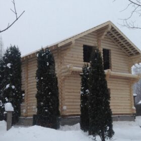 Фото дома и бани из оцилиндрованного бревна
