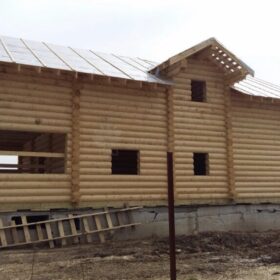 Фото дома и бани из оцилиндрованного бревна