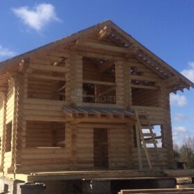 Фото дома и бани из оцилиндрованного бревна