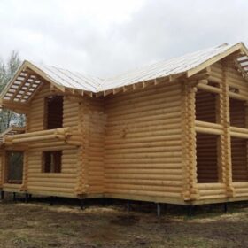 Фото дома и бани из оцилиндрованного бревна