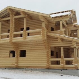 Фото дома и бани из оцилиндрованного бревна