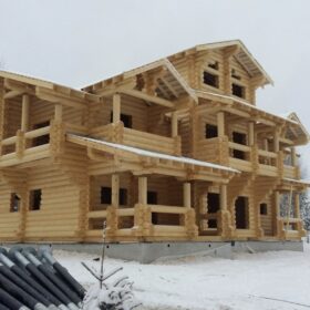 Фото дома и бани из оцилиндрованного бревна