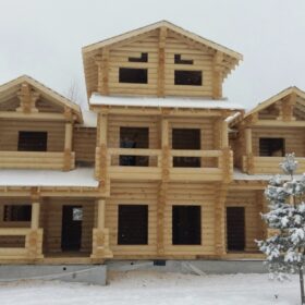 Фото дома и бани из оцилиндрованного бревна