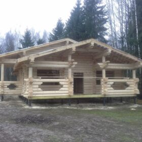 Фото дома и бани из оцилиндрованного бревна