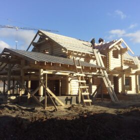 Фото дома и бани из оцилиндрованного бревна