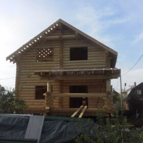 Фото дома и бани из оцилиндрованного бревна