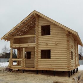 Фото дома и бани из оцилиндрованного бревна