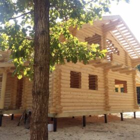 Фото дома и бани из оцилиндрованного бревна