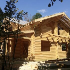 Фото дома и бани из оцилиндрованного бревна