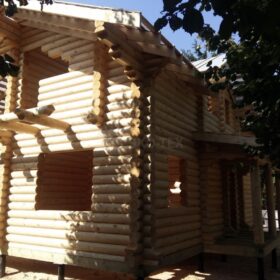 Фото дома и бани из оцилиндрованного бревна