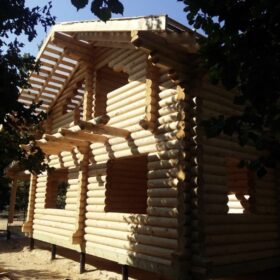 Фото дома и бани из оцилиндрованного бревна