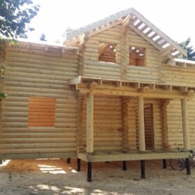 Фото дома и бани из оцилиндрованного бревна