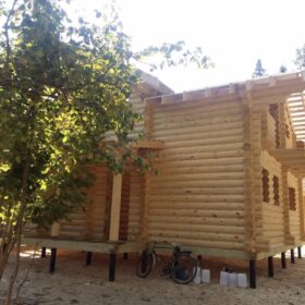 Фото дома и бани из оцилиндрованного бревна