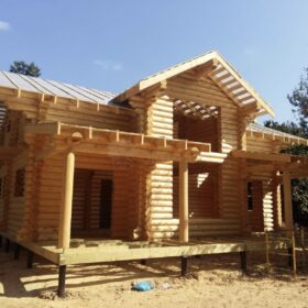 Фото дома и бани из оцилиндрованного бревна