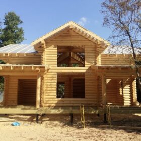 Фото дома и бани из оцилиндрованного бревна