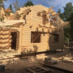 Фото дома и бани из оцилиндрованного бревна