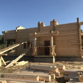 Фото дома и бани из оцилиндрованного бревна