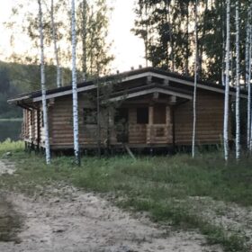 Фото дома и бани из оцилиндрованного бревна