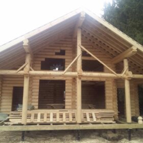 Фото дома и бани из оцилиндрованного бревна