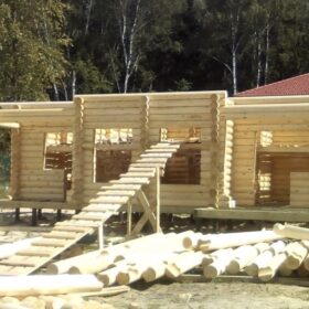 Фото дома и бани из оцилиндрованного бревна