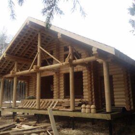 Фото дома и бани из оцилиндрованного бревна
