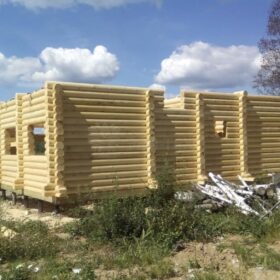 Фото дома и бани из оцилиндрованного бревна