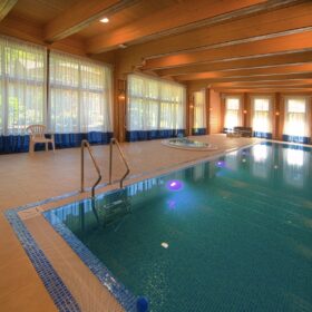 Фото дом с бассейном и спортзалом из клееного бруса