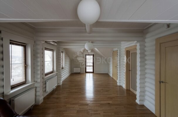 Фото дом из оцилиндрованного бревна