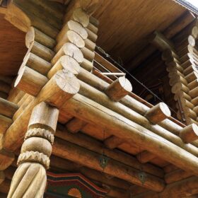 Фото домов из бревна ручной рубки