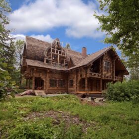 Фото домов из бревна ручной рубки