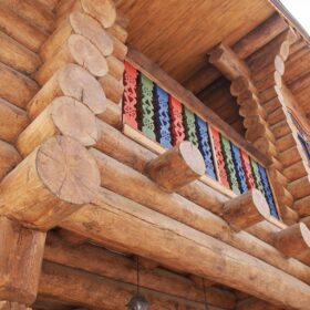 Фото домов из бревна ручной рубки