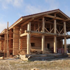 Фото домов из бревна ручной рубки