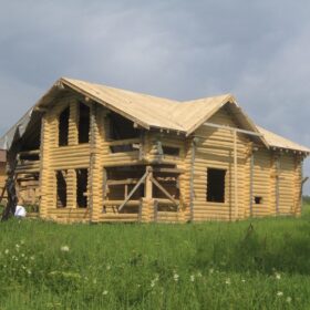 Фото домов из бревна ручной рубки