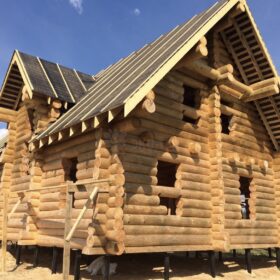 Фото домов из бревна ручной рубки