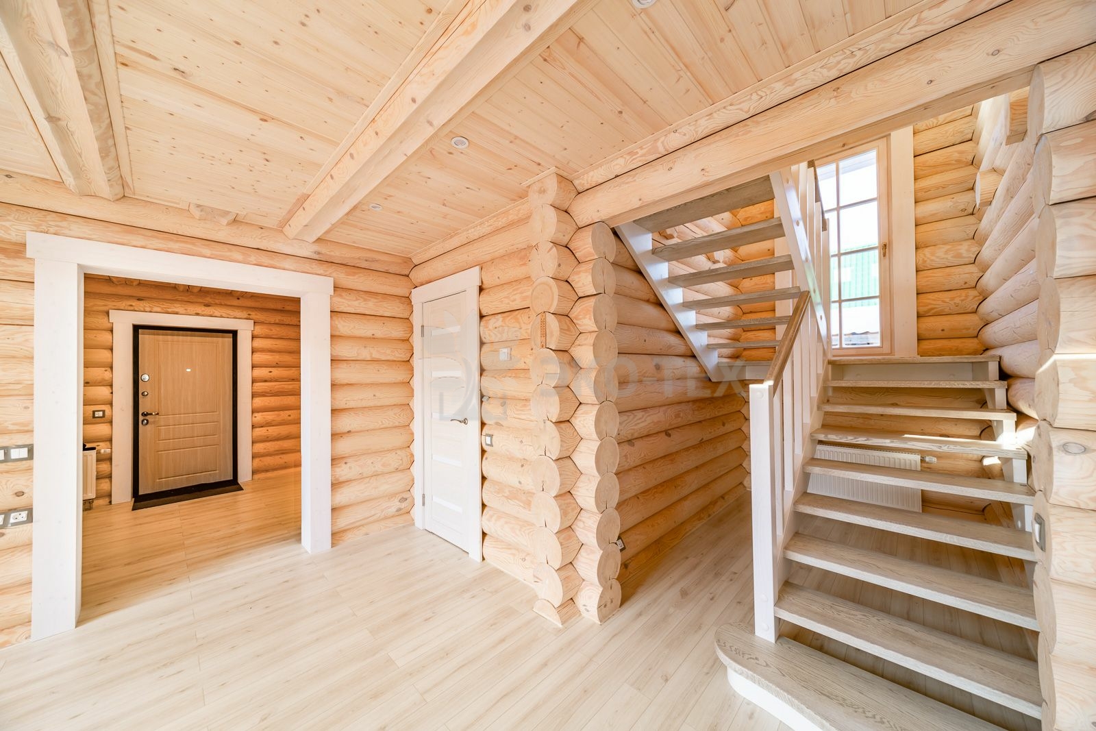 Эко-тех Фото построенный дом из оцилиндрованного бревна по проекту Калифорния